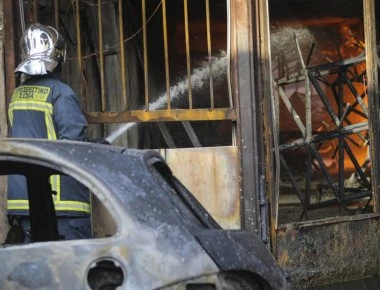 Εικόνες καταστροφής από την πυρκαγιά στο Μεταξουργίο (φωτό)